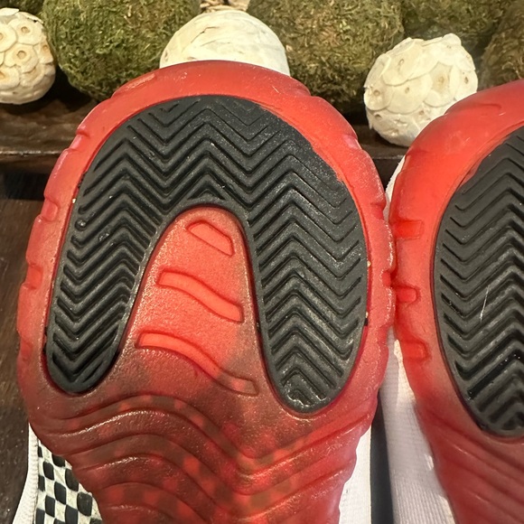 Air Jordan Retro 11 Mid Bred Sneakers (Beaters) - Picture 12 of 14